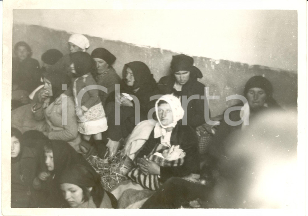 Fotografia d epoca originale 1938 FABIAN ARAGNOUET F Rifugiati SPAGNOLI in una rimessa Fotografia 1