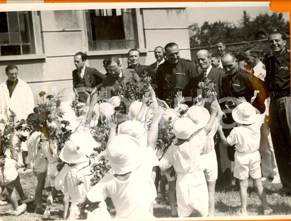 Fotografia d epoca originale 1934 MILANO Rino PARENTI Federale riceve fiori da alunni scuola MAC MAHON Foto 1