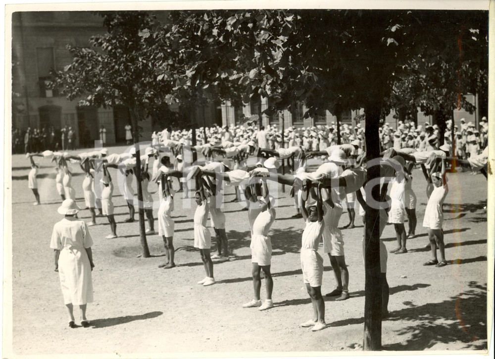 Fotografia d epoca originale 1934 MILANO Scuola via MAC MAHON Alunni eseguono esercizi ginnici Fotografia 1