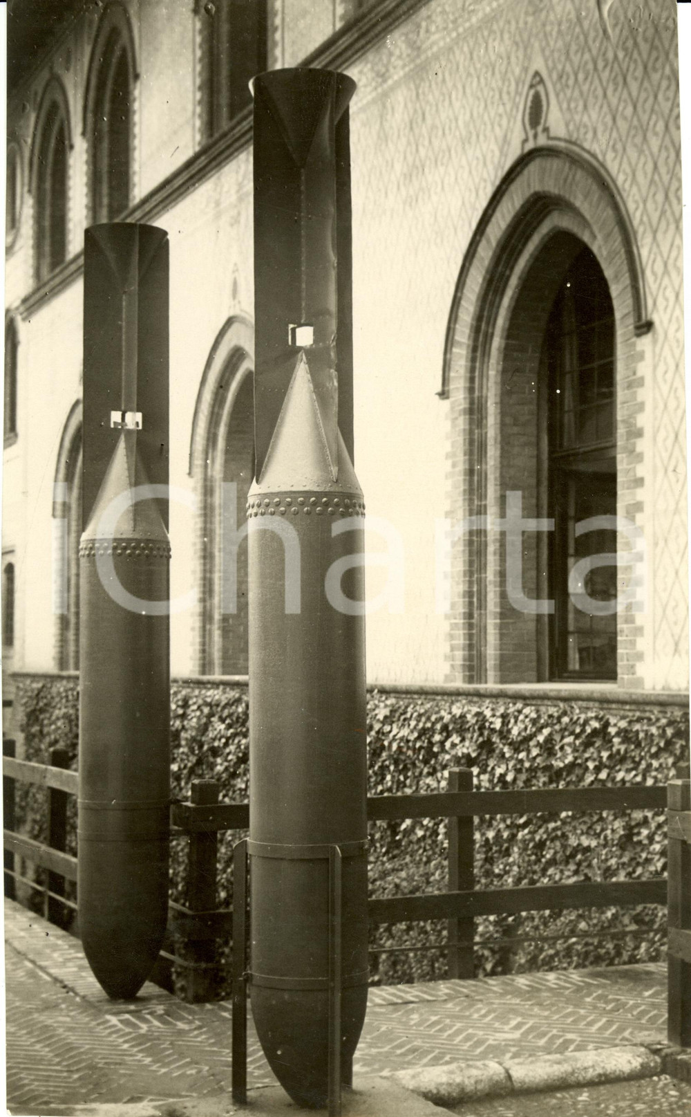 Fotografia d epoca originale 1935 MILANO Mostra Difesa Antiaerea  Proiettili all ingresso Fotografia 1