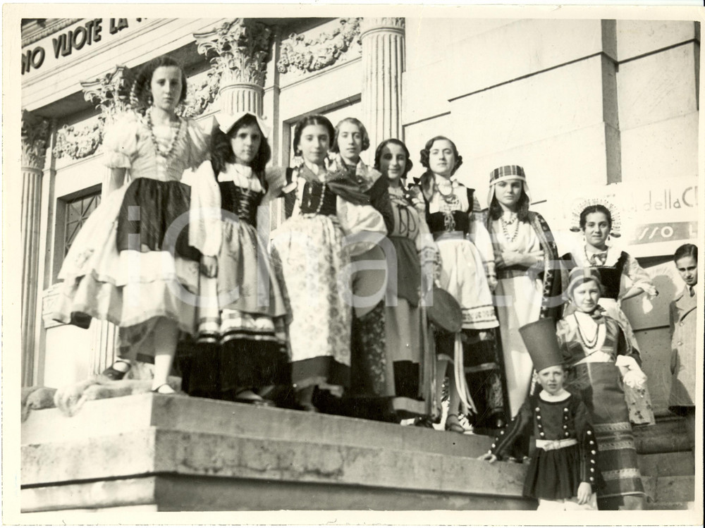 Fotografia d epoca originale 1935 MILANO Fiera  Costumi TIPICI al Padiglione ROMA MOSTRA della CULLA Foto 1