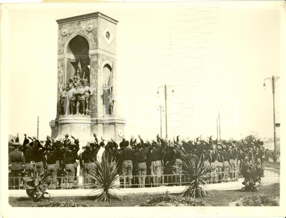 Fotografia d epoca originale 1931 COSTANTINOPOLI Turchia Avanguardisti omaggio Monumento REPUBBLICA Foto 1