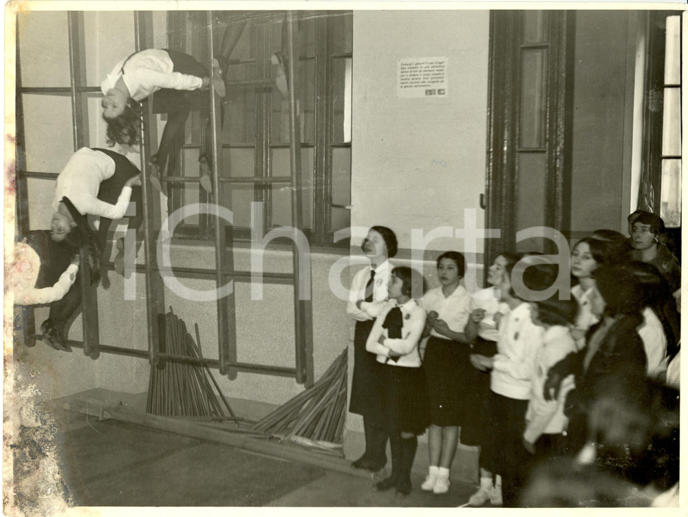 Fotografia d epoca originale 1933 MILANO Giovani Italiane eseguono esercizi ginnici Fotografia DANNEGGIATA 1