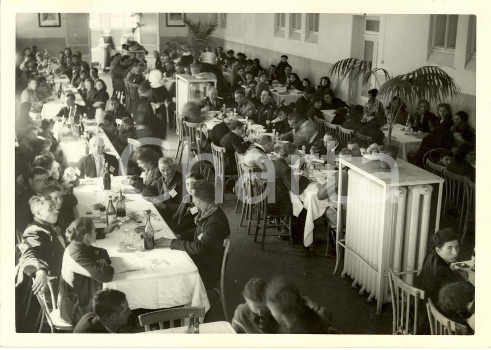 Fotografia d epoca originale 1939 LIVORNO AutoritÃ  ed emigrati rimpatriati al rancio Fotografia 1