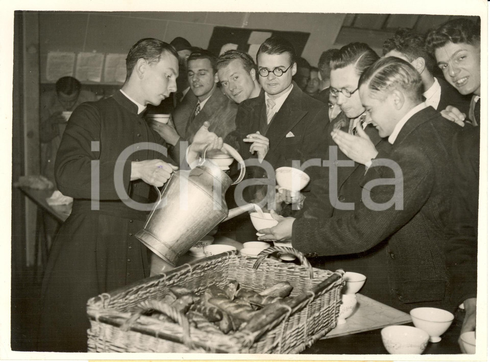 Fotografia d epoca originale 1938 PARIS F Notre Dame Victoires  SÃ©minariste sert cafÃ© aux jeunes conscrits 1