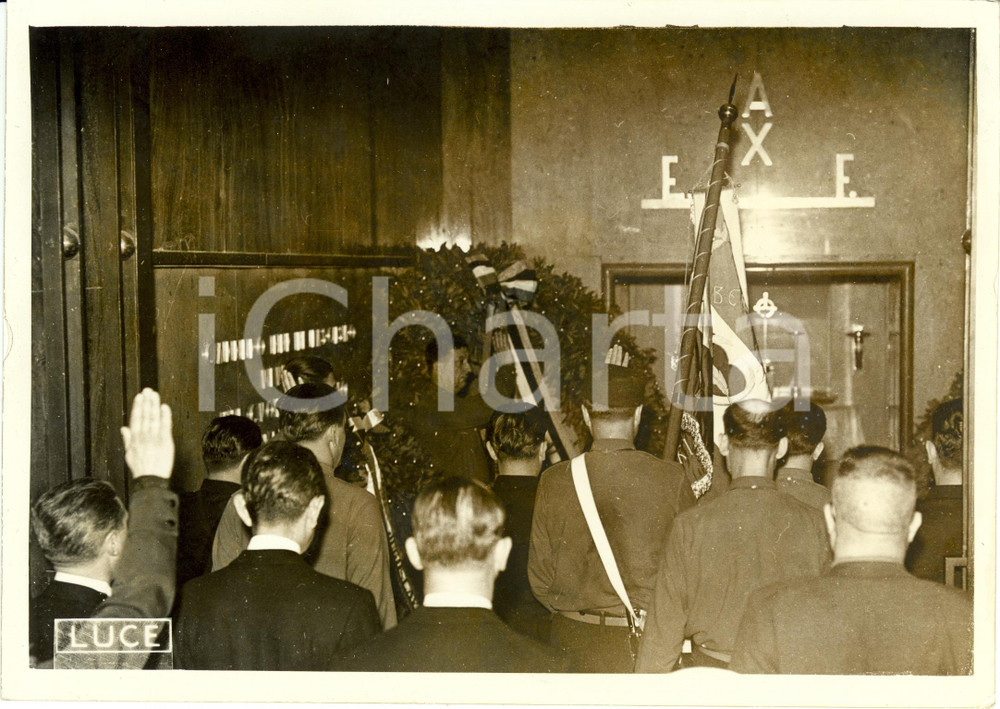 Fotografia d epoca originale 1938 ROMA Lavoratori JUGOSLAVI rendono omaggio Cappella Martiri Fascisti Foto 1