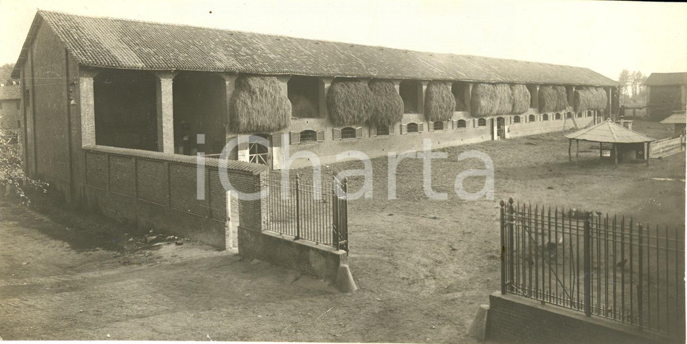 Fotografia d epoca originale 1940 ca VERCELLI Stalle con fienili soprastanti e tettoia per attrezzi Foto 1