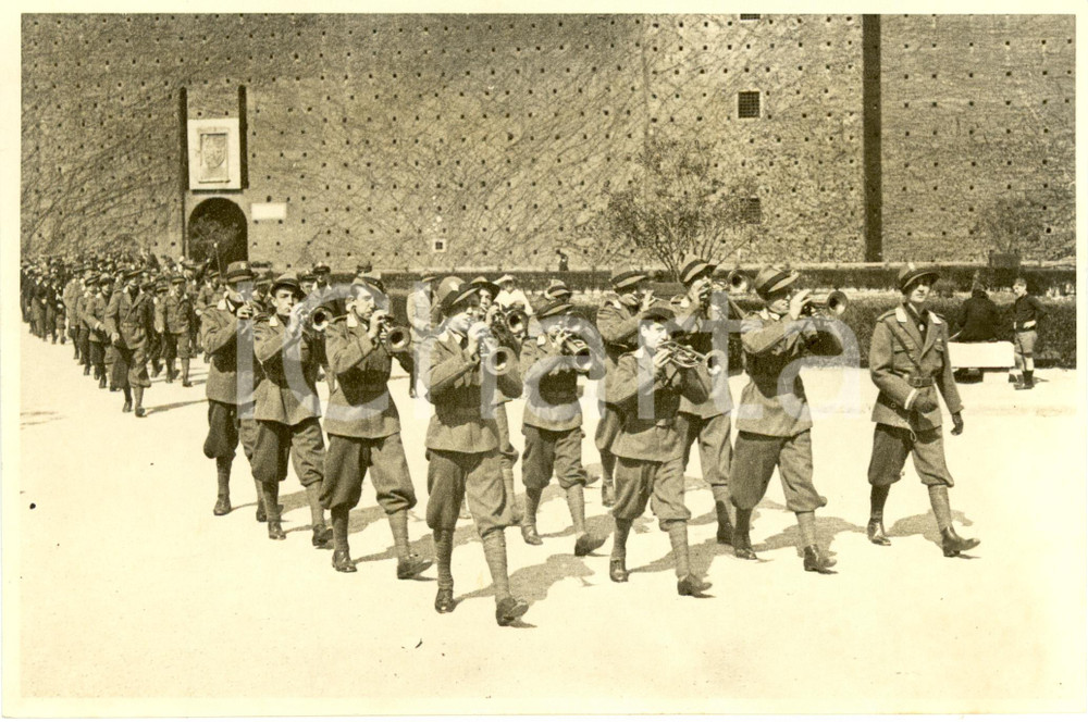 Fotografia d epoca originale 1935 MILANO Rassegna Avanguardisti con trombettieri al parco Fotografia 1