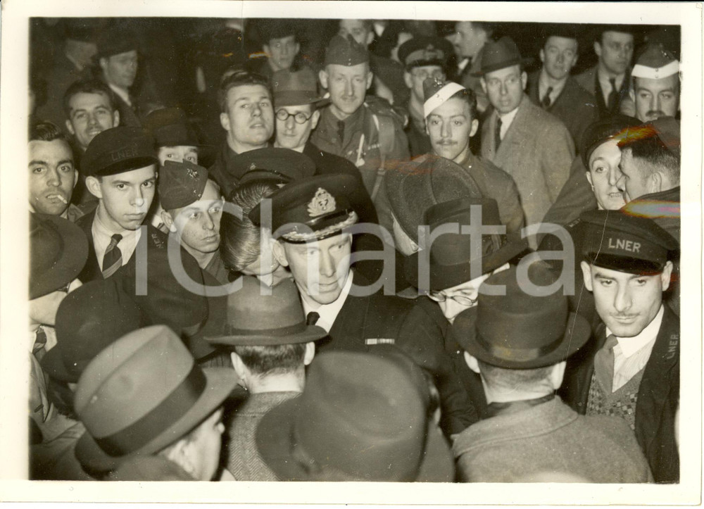 Fotografia d epoca originale 1940 LONDON Anthony Wass BUZZARD Captain survivor of HMS GURKHA sinking Photo 1
