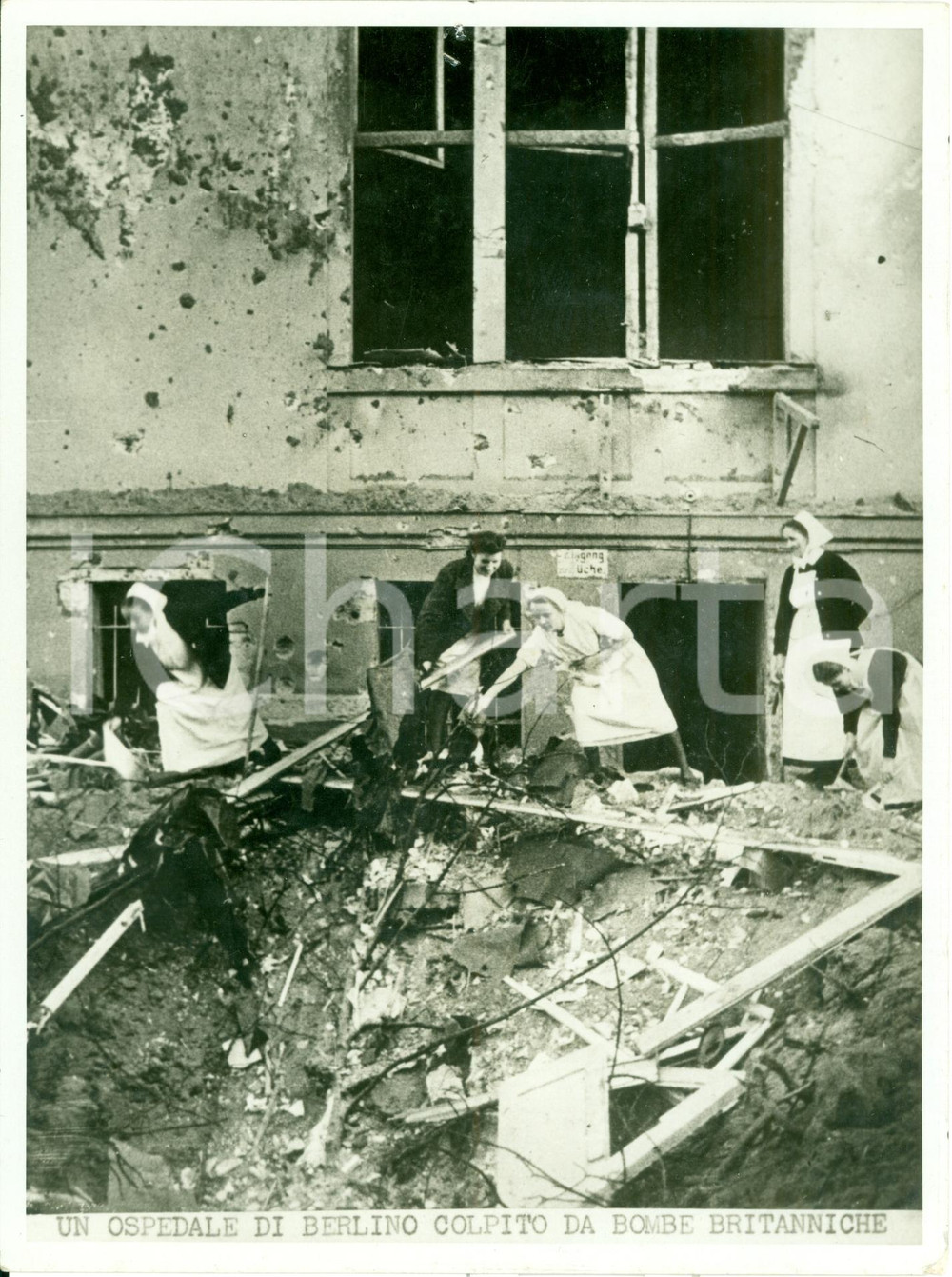 Fotografia d epoca originale 1941 BERLIN WWII Infermiere tra macerie ospedale bombardato da Inglesi FOTO 1