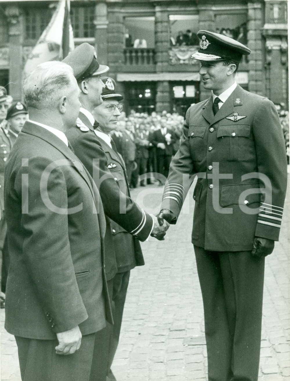Fotografia d epoca originale 1965 BRUXELLES Re Baldovino I con aviatori belgi BATTAGLIA D INGHILTERRA Foto 1