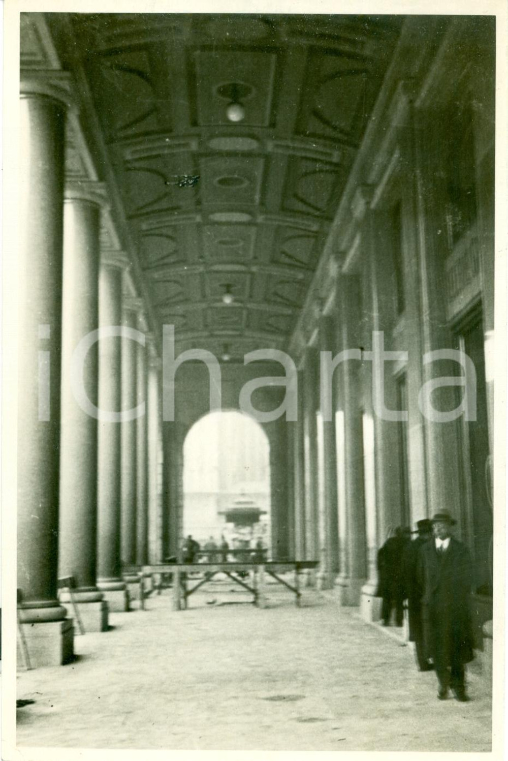 Fotografia d epoca originale 1933 MILANO Galleria palazzo TELERIE GHIDOLI in via ARCIVESCOVADO Foto ANIMATA 1