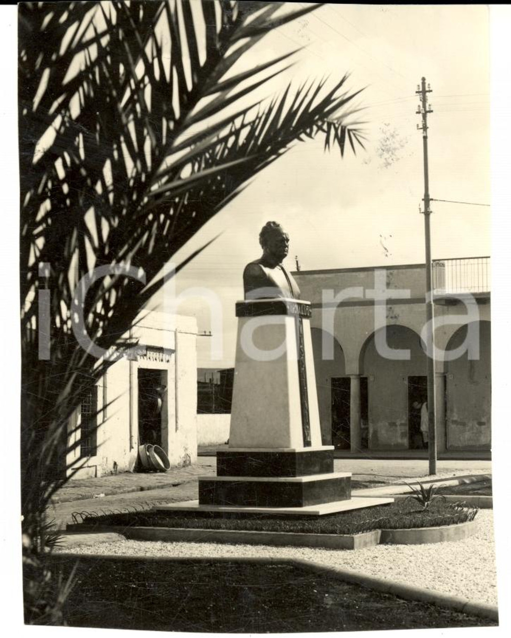 Fotografia d epoca originale 1934 BARCE LIBIA Busto di Arnaldo MUSSOLINI in piazza Fotografia 8x11 cm 1