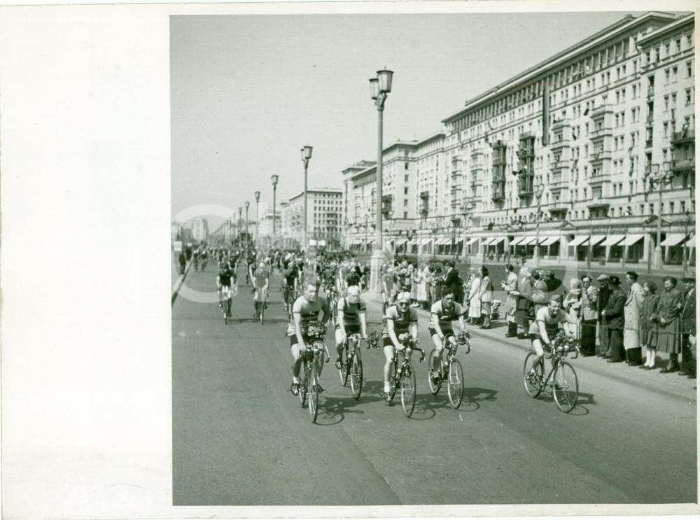 Fotografia d epoca originale 1954 REPUBBLICA CECA Ciclismo Una fase della corsa ZAVOD MIRU Fotografia 1