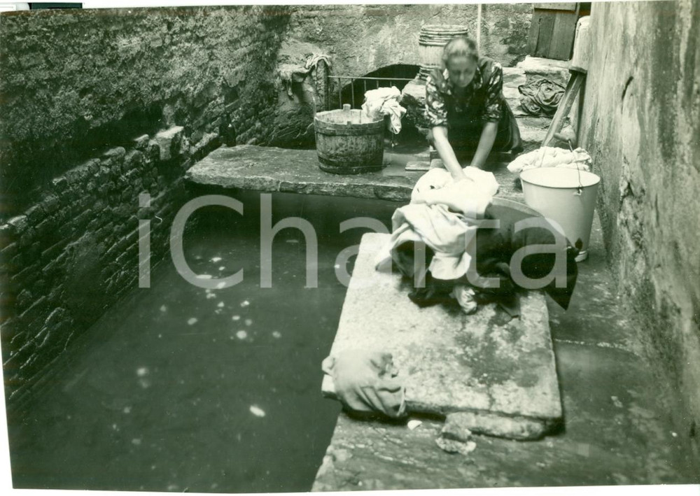 Fotografia d epoca originale 1930 MILANO Lavandaia lava panni ai vecchi Navigli FOTOGRAFIA 1