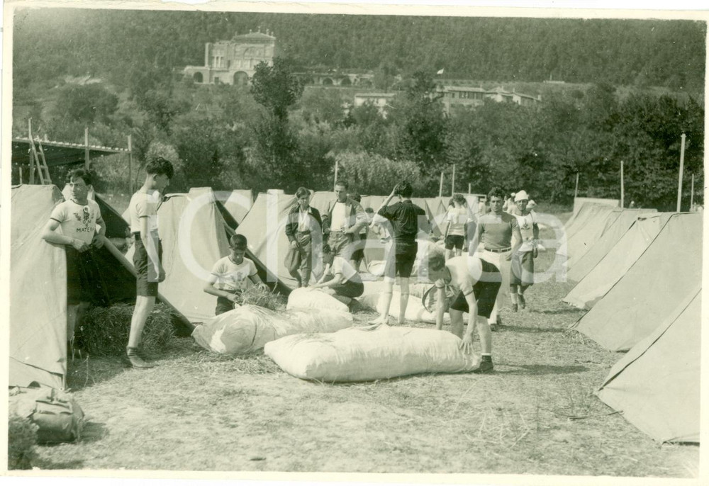 Fotografia d epoca originale 1930 ROMA Campeggio Avanguardisti Capi Centuria preparano pagliericci FOTOGRAFIA 1
