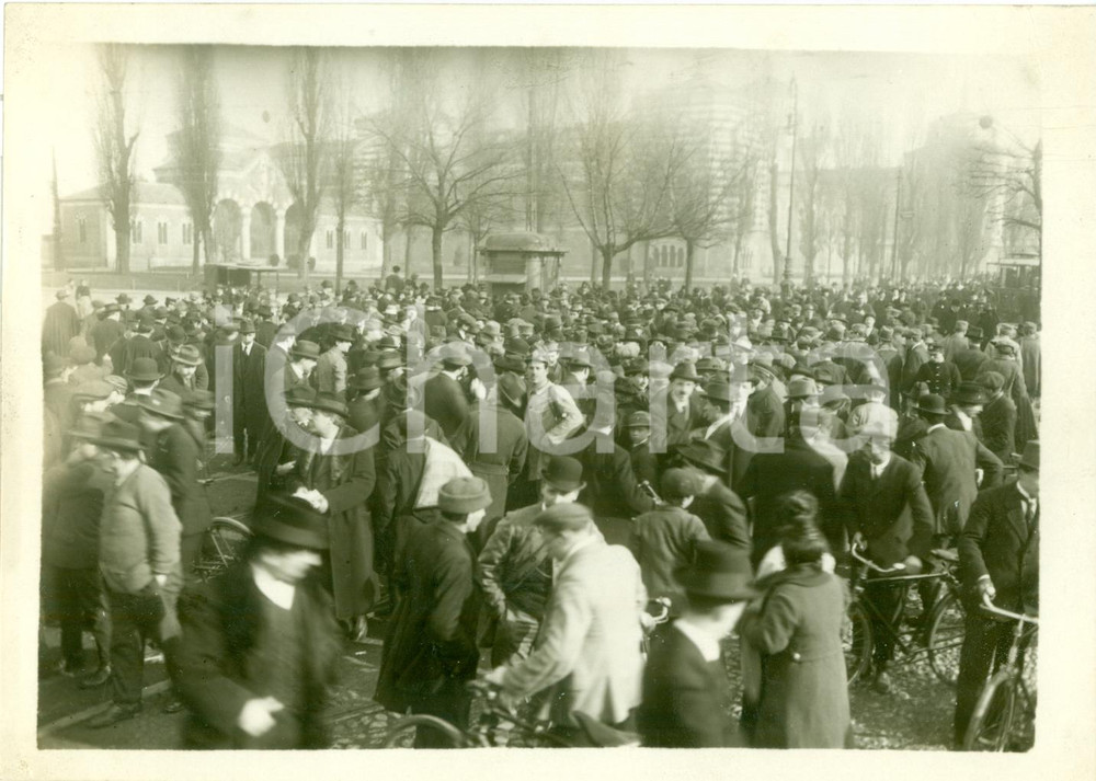 Fotografia d epoca originale 1916 MILANO WWI Folla riunita PORTA VOLTA dopo incursione aerea austriaca FOTO 1