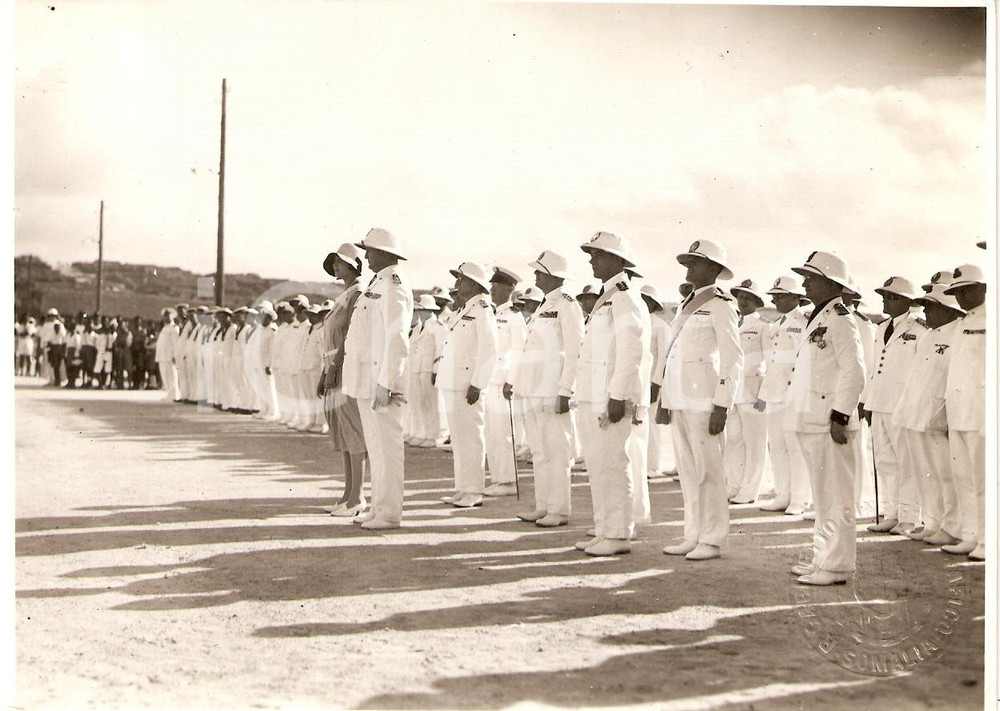 Fotografia d epoca originale 1930 MOGADISCIO Governatore Guido CORNI ascolta Comandante Ugo BISCIANI Foto 1