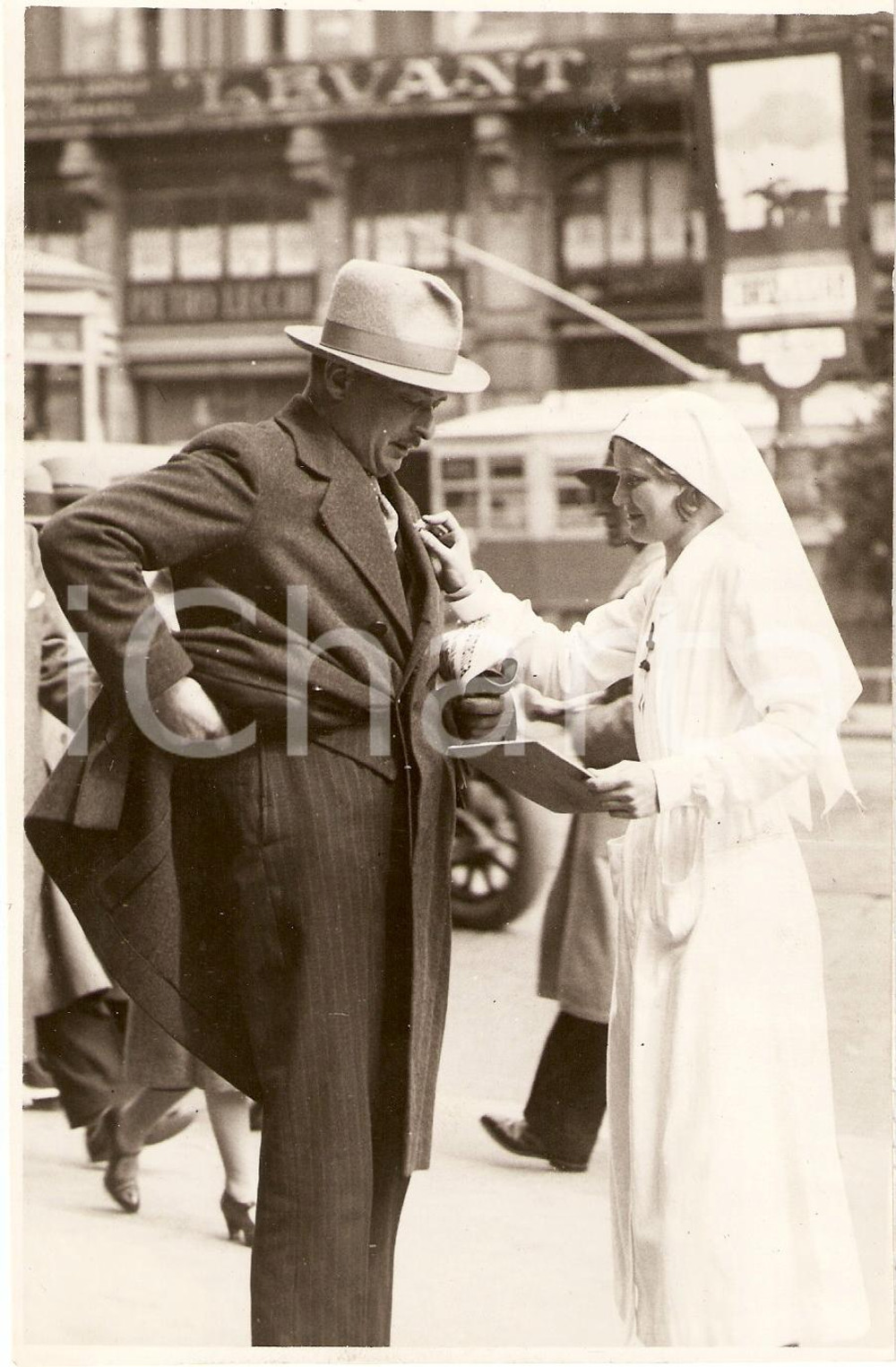 Fotografia d epoca originale 1936 MILANO Giornata della DOPPIA CROCE Infermiera dona spilla a benefattore 1
