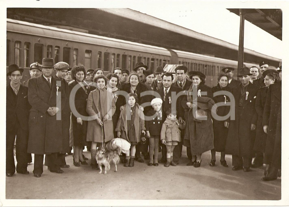 Fotografia d epoca originale 1939 NAPOLI Rimpatrio degli italiani dalla FRANCIA Arrivo in stazione Fotografia 1
