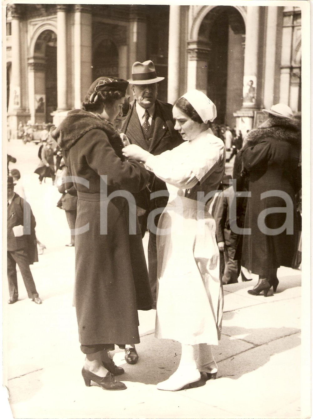 Fotografia d epoca originale 1936 MILANO Giornata della DOPPIA CROCE Crocerossina dona spilla Fotografia 1