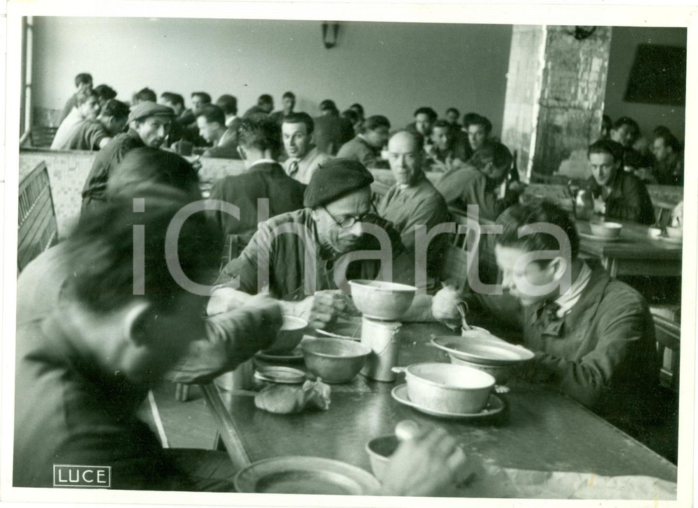 Fotografia d epoca originale 1944 RSI TORINO WW2 Operai alla mensa aziendale Fotografia 1
