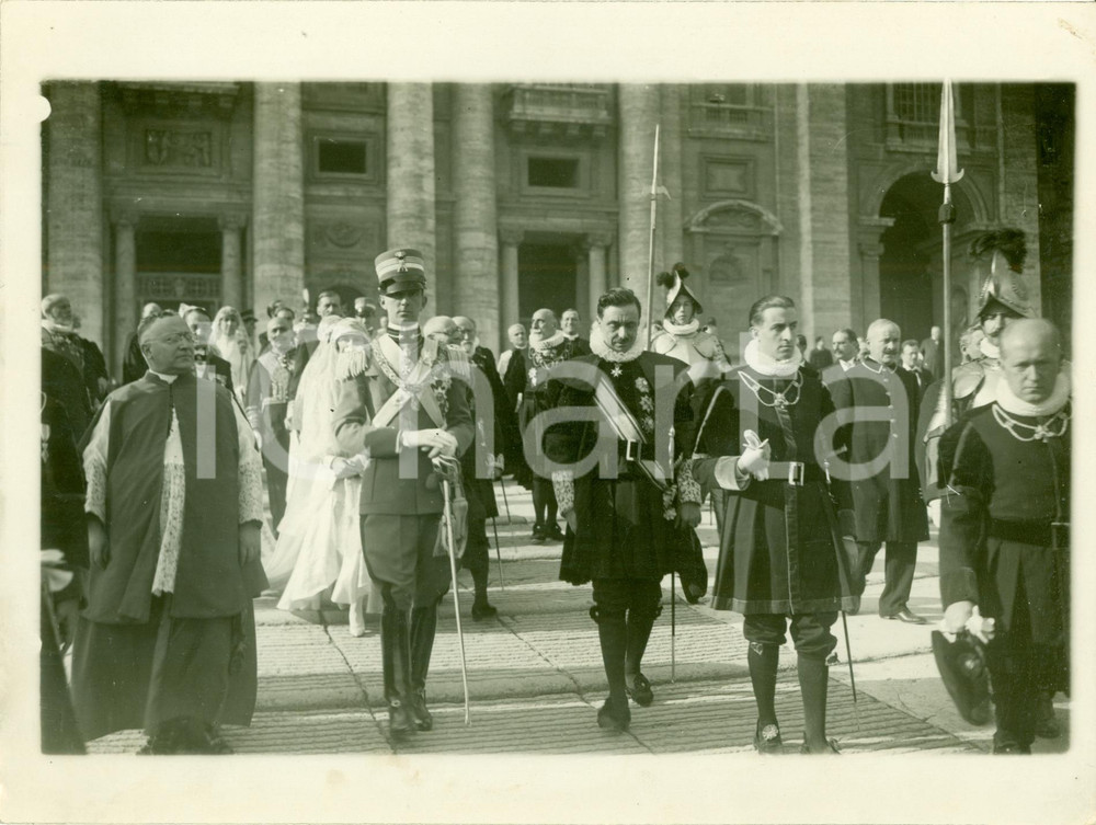 Fotografia d epoca originale 1929 ROMA Principe UMBERTO II esce da Basilica SAN PIETRO Fotografia 1