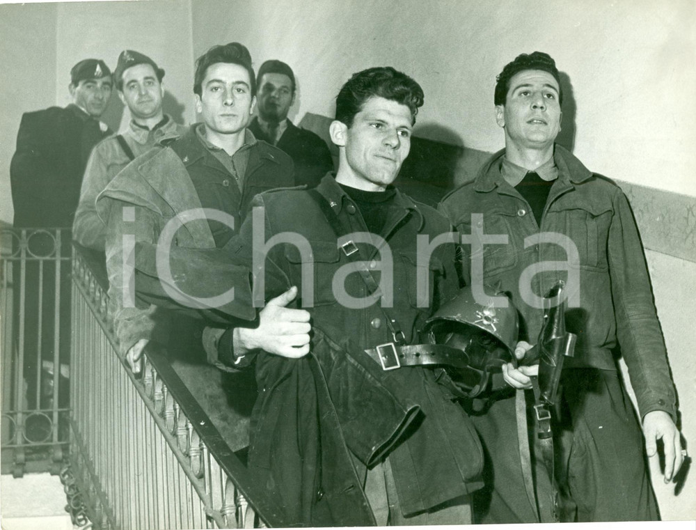 Fotografia d epoca originale 1950 ca MILANO Vigili del fuoco italiani e inglesi dopo manifestazione FOTO 1