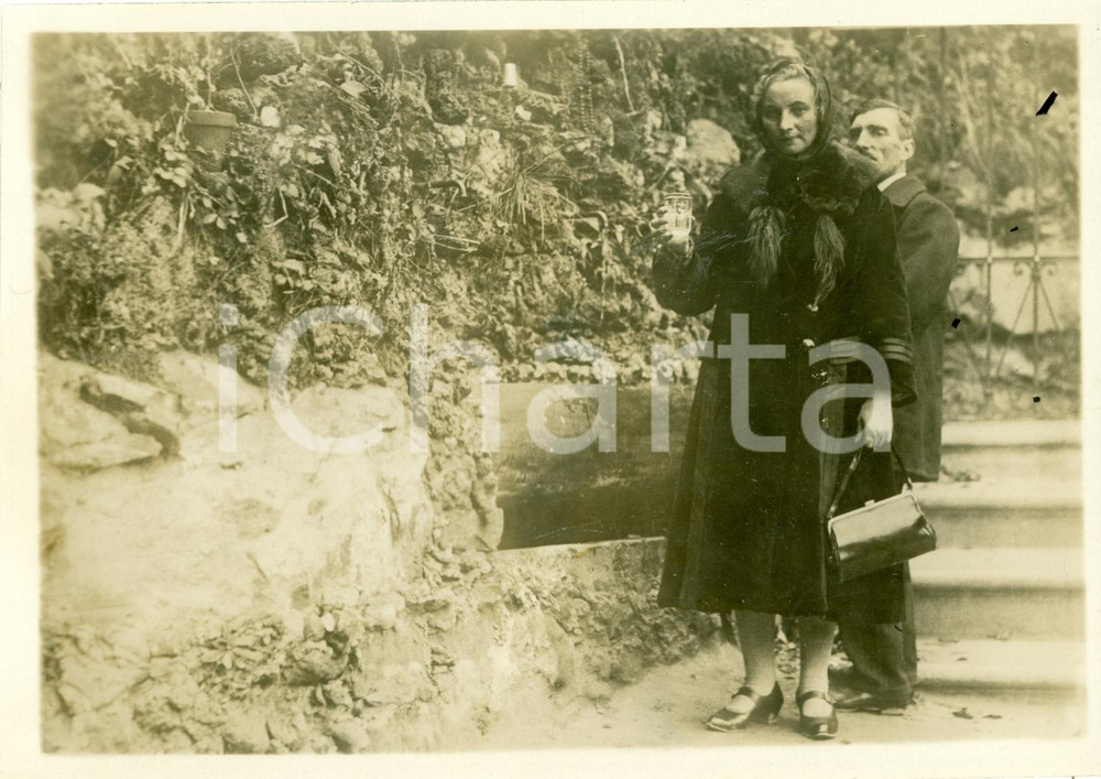Fotografia d epoca originale 1929 GUGGING AU Turista beve acqua fonte miracolosa LOURDES austriaca Foto 1