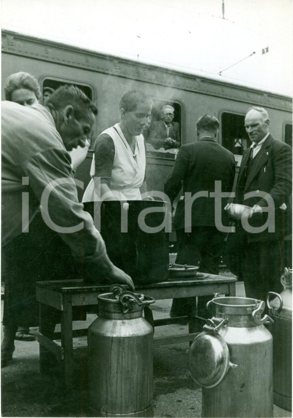 Fotografia d epoca originale 1940 ROSENHEIM DE Tedeschi offrono caffÃ© a lavoratori italiani FOTOGRAFIA 1