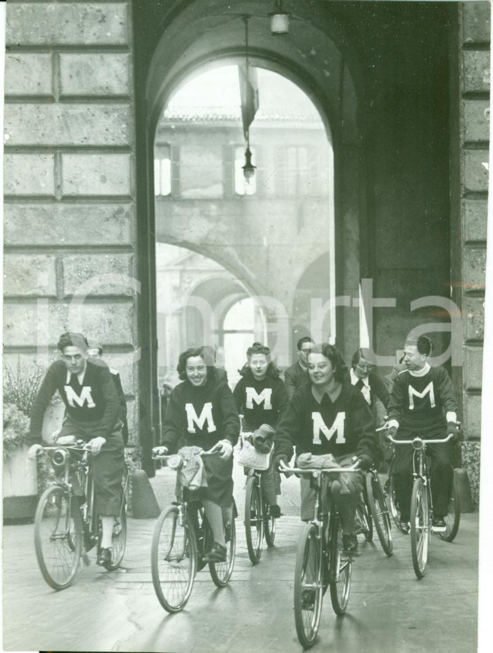 Fotografia d epoca originale 1941 MILANO Gruppo squadra GUF in bicicletta Fotografia 1