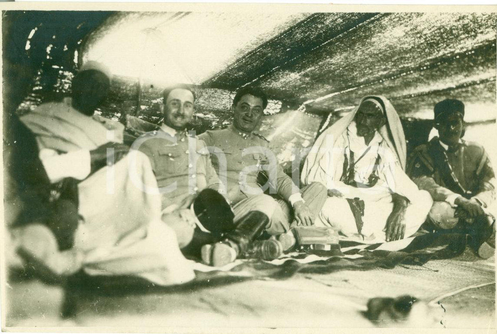 Fotografia d epoca originale 1935 ca GEBEL ELACHDAR LIBIA Ufficiali italiani prendono tÃ© con capi arabi 1