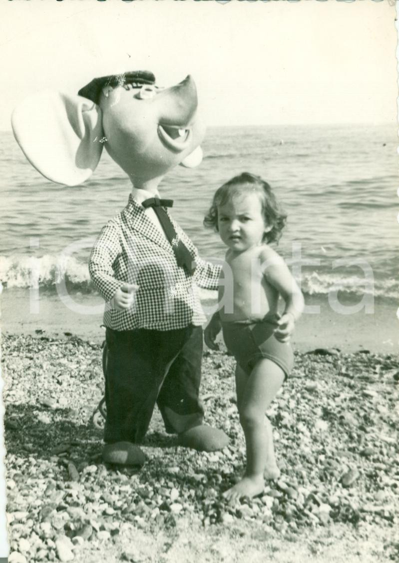 Fotografia d epoca originale 1960 ca LIGURIA Bambina su spiaggia con pupazzo gigante TOPO GIGIO Foto 1