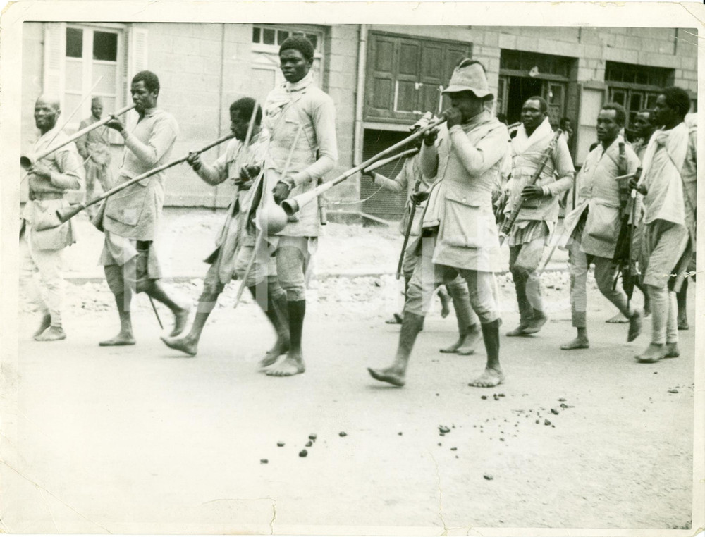 Fotografia d epoca originale 1935 ca ETIOPIA Gigante nella banda musicale esercito etiopico Foto DANNEGGIATA 1