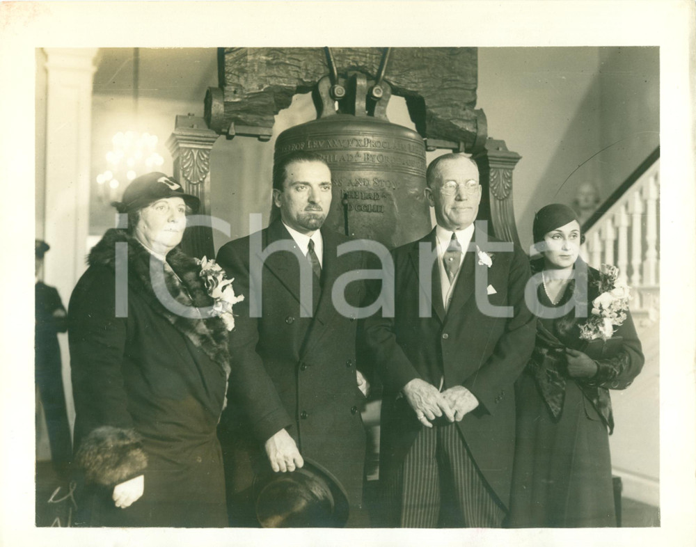 Fotografia d epoca originale 1931 PHILADELPHIA USA Dino GRANDI Harry MACKEY di fronte a Liberty Bell FOTO 1