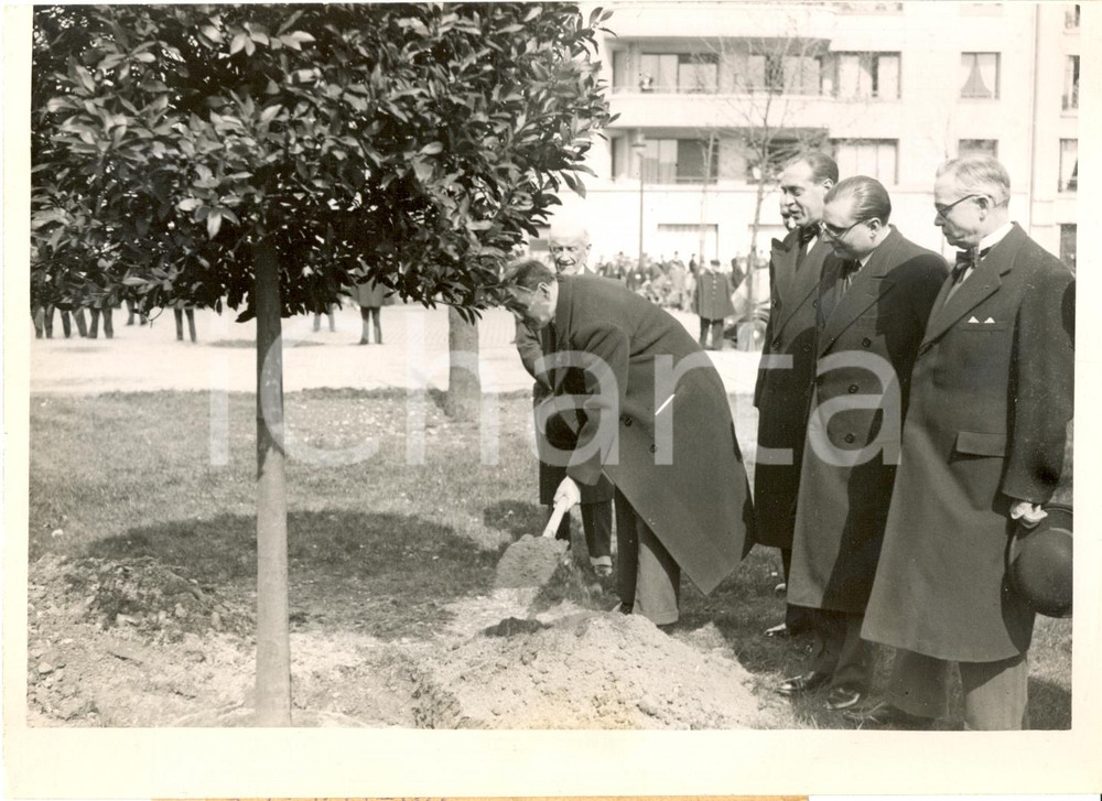Fotografia d epoca originale 1938 PARIS RenÃ© FAILLIOT LÃ©o LAGRANGE piantano lauro per Pierre DE COUBERTIN 1