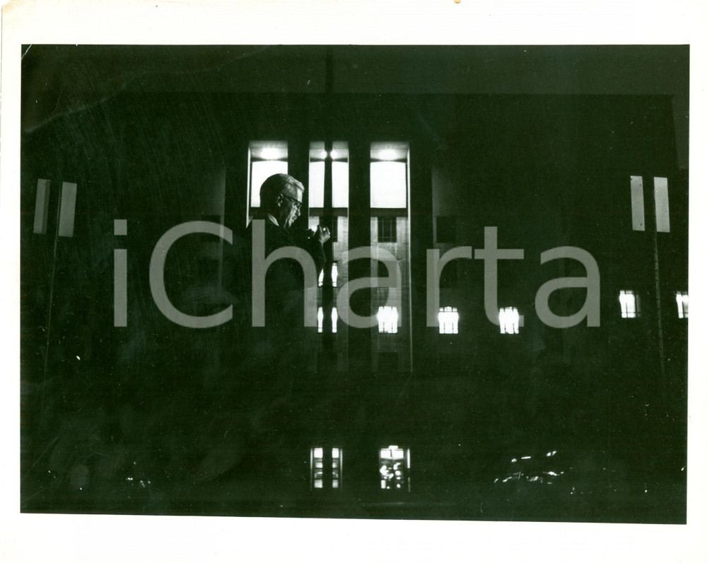 Fotografia d epoca originale 1955 ca WASHINGTON USA Giornalista Jack BEAL redazione TIME al lavoro di notte 1