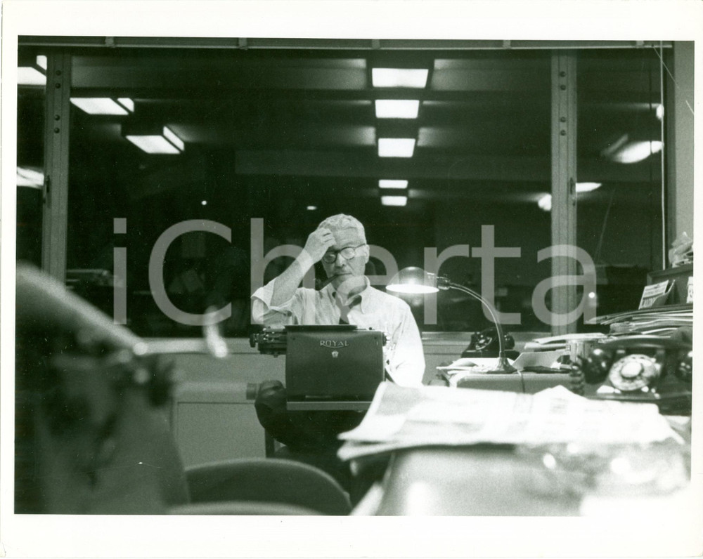 Fotografia d epoca originale 1955 ca WASHINGTON D.C. USA Giornalista Jack BEAL al lavoro redazione TIME 1