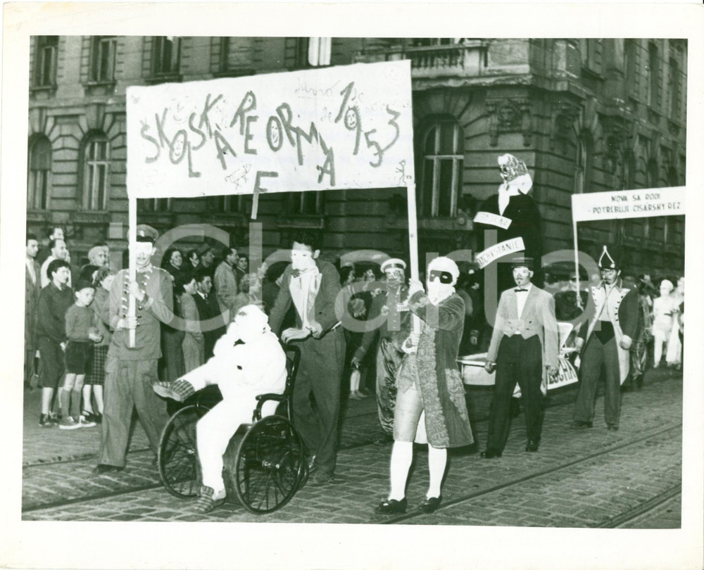 Fotografia d epoca originale 1956 BRATISLAVA SLOVACCHIA Skolska reforma 1953 Parata studenti vs COMUNISMO 1