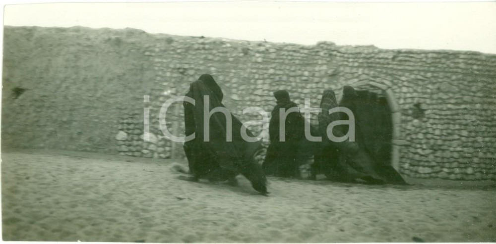 Fotografia d epoca originale 1931 GIALO LIBIA Donne indigene in velo nero seminano diavolo tentatore FOTO 1