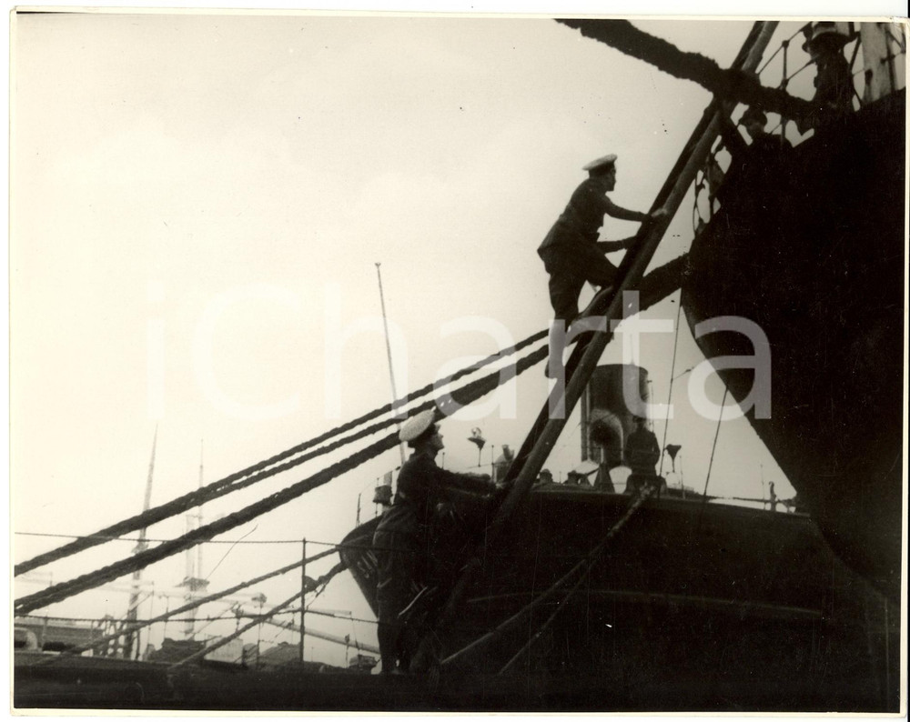 Fotografia d epoca originale 1935 GENOVA Milizia Portuaria controlla un piroscafo 1