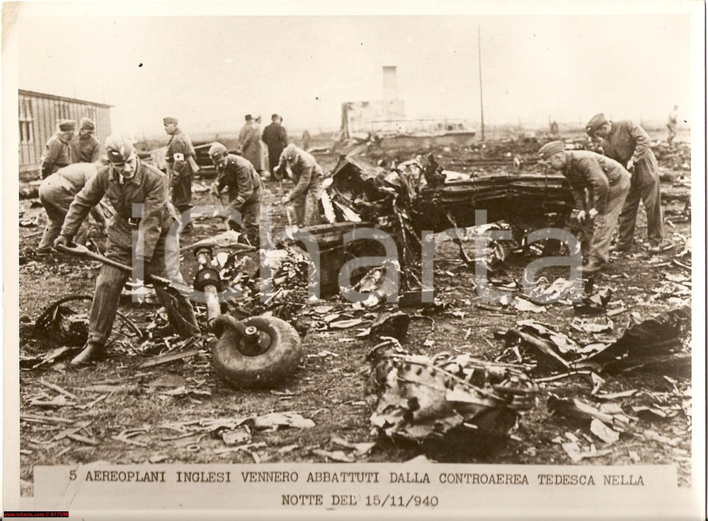 Fotografia d epoca originale 1940 WWII, 5 R.A.F. planes shot down by german FlaK 1