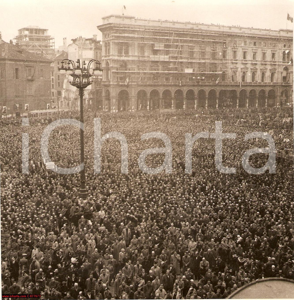 Fotografia d epoca originale 1935 Milano Piazza Duomo Lettura bollettino di guerra 1