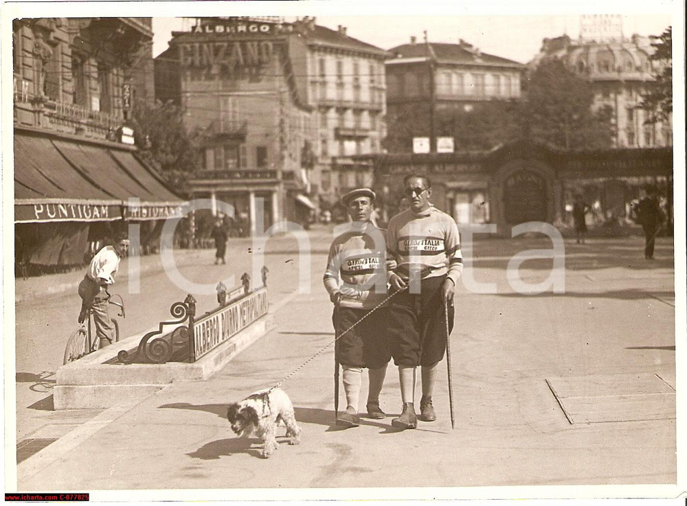 Fotografia d epoca originale 1931 MILANO Due ciechi durante il Giro d Italia a piedi da TORINO Fotografia 1
