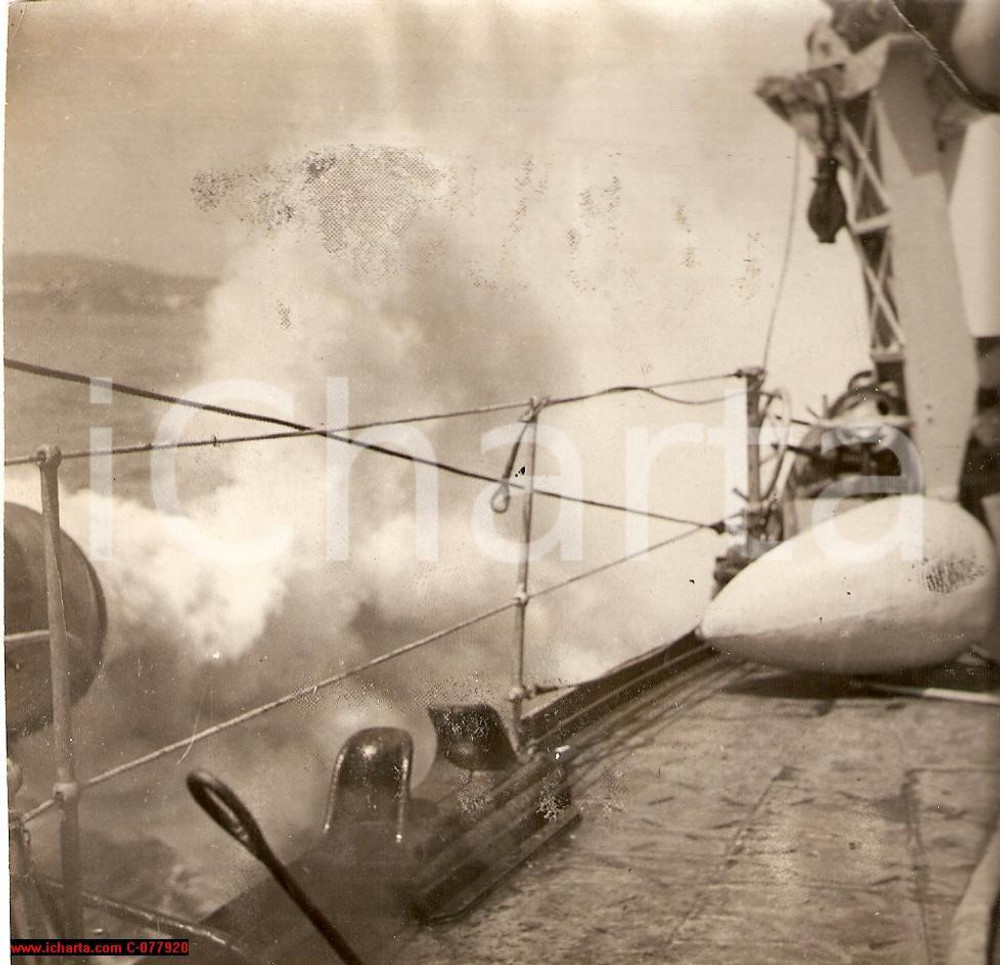 Fotografia d epoca originale 1943, WW2 Regia Marina, fumogeni durante attacco, nave 1