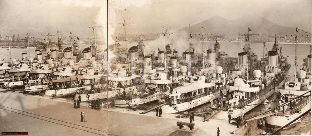 Fotografia d epoca originale 1936 Napoli, Regia Marina, 10 navi cacciatorpediniere 1