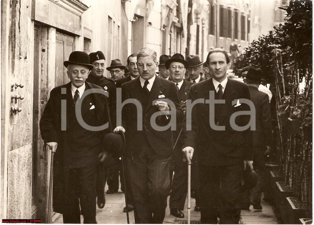 Fotografia d epoca originale 1937 VENEZIA Kurt von SCHUSCHNIGG si reca a colazione 1