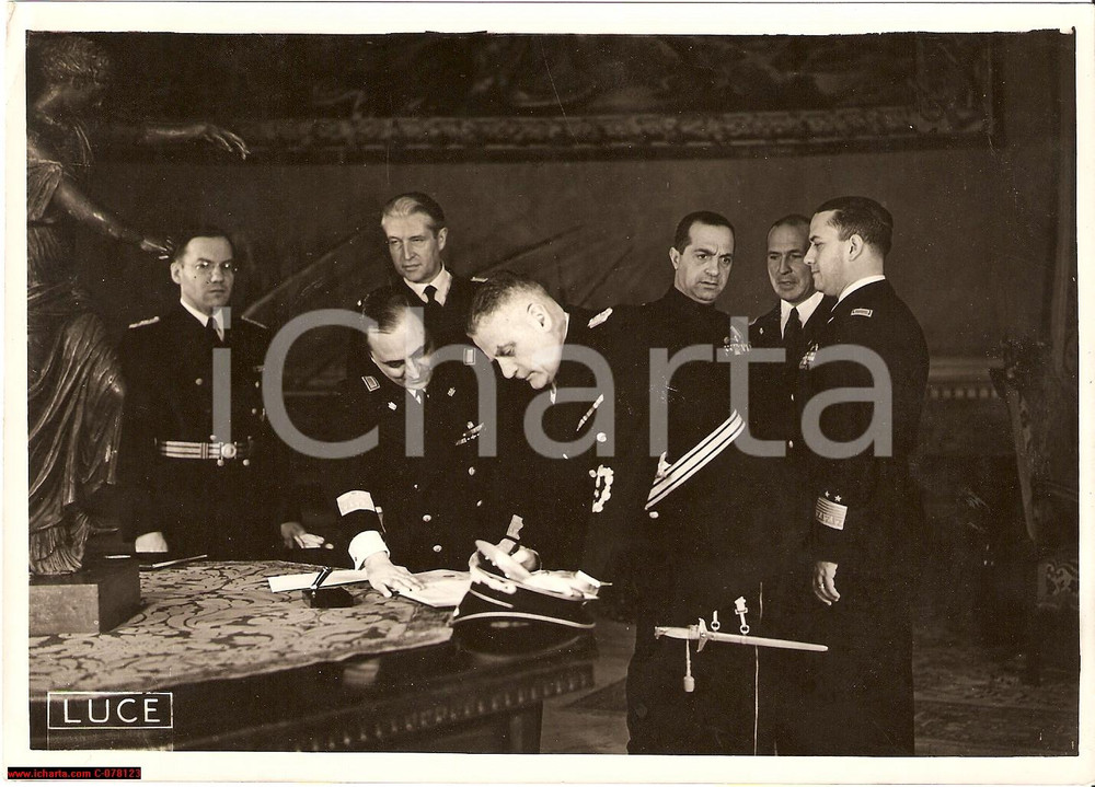 Fotografia d epoca originale 1938 Gen. Von Mackensen signing bilateral treaty PHOTO 1