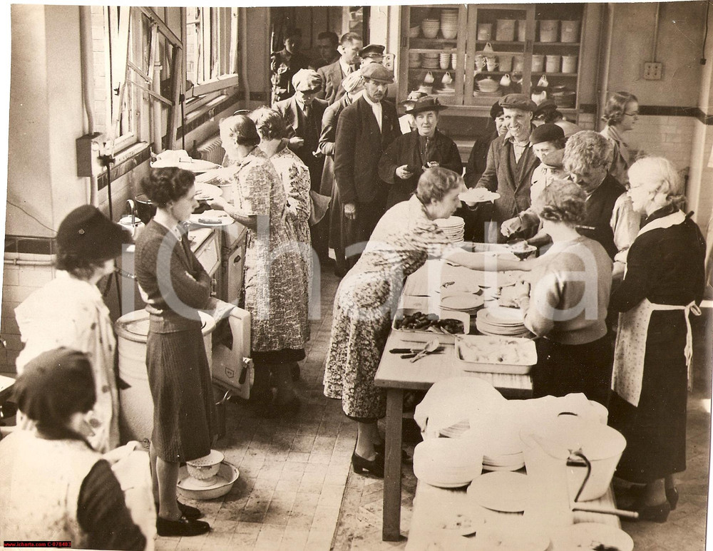 Fotografia d epoca originale 1940 London West Ham  Feeding bombedout WW2 Photo 1