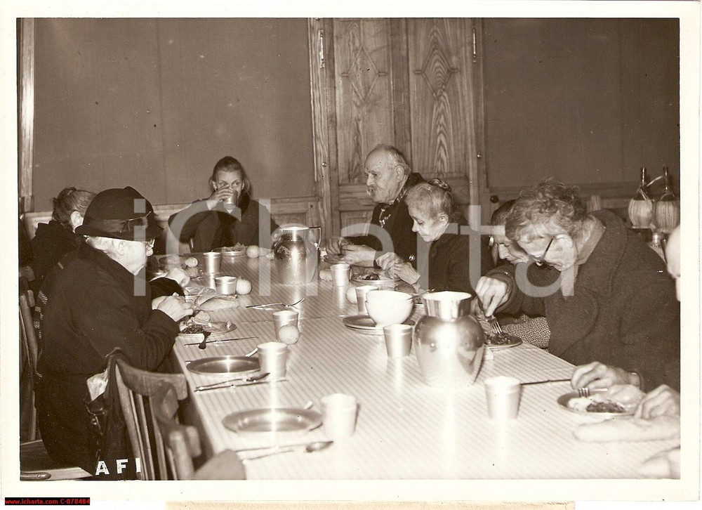 Fotografia d epoca originale 1941 Roma Villa Savoia  Mensa poveri Barboni Clochard 1